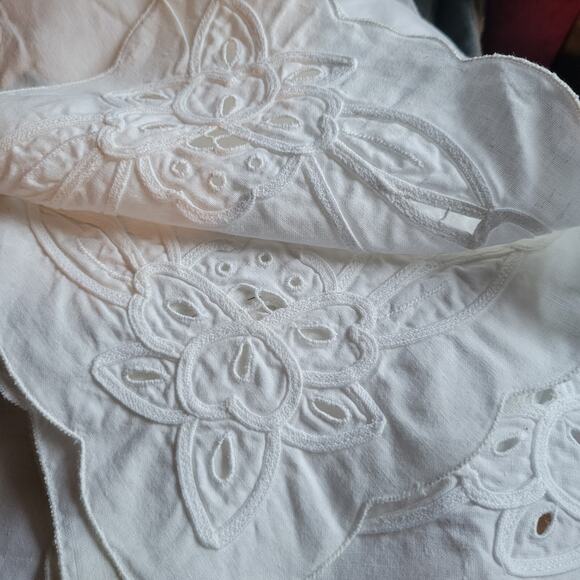 Vtg White Placemats 4 Cutwork Floral Embroidery Scallop Edge Cotton RN 59757 - Picture 4 of 16